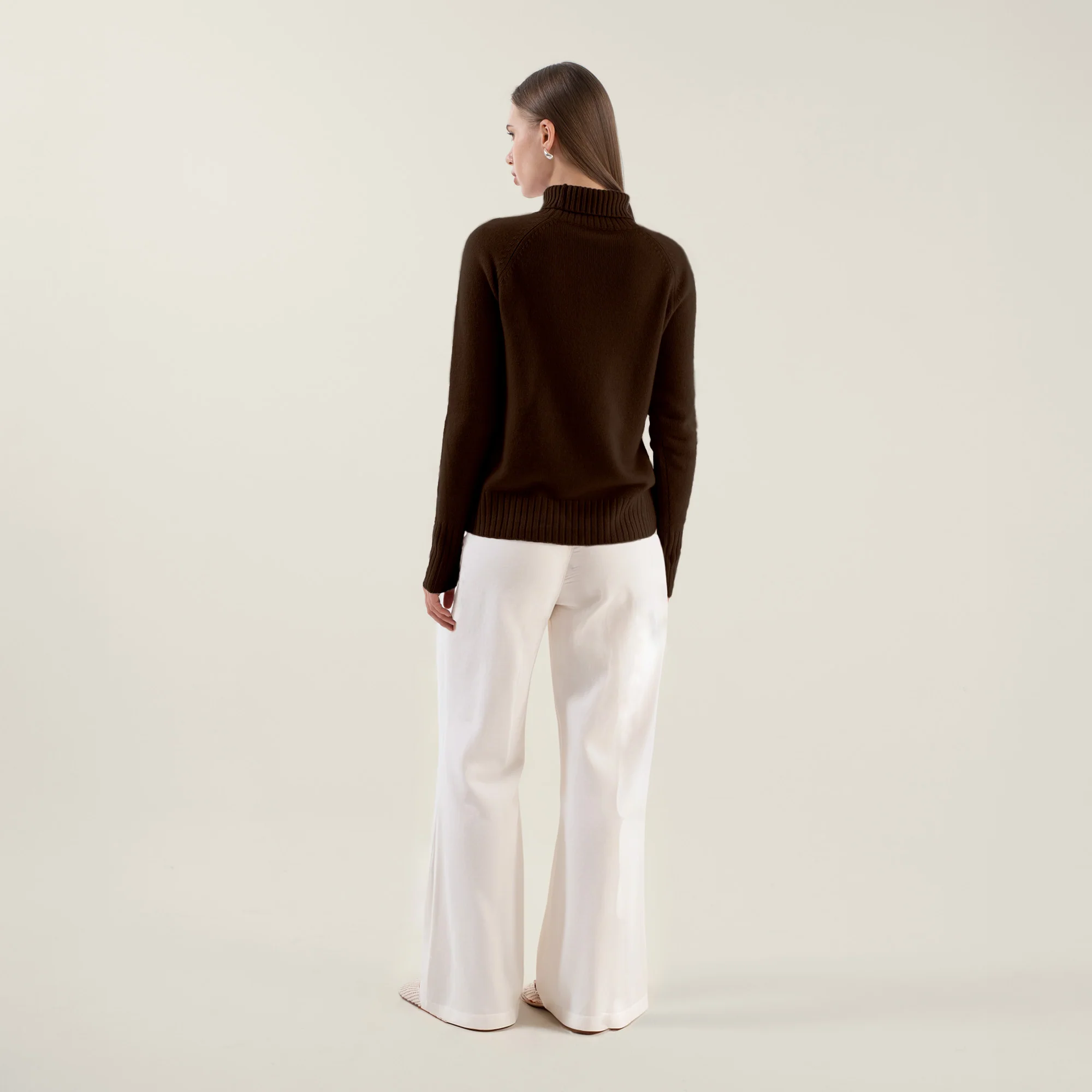 935-emma-cashmere-relaxed-turtleneck-sweater-110.webp Emma Cashmere Relaxed Turtleneck Sweater