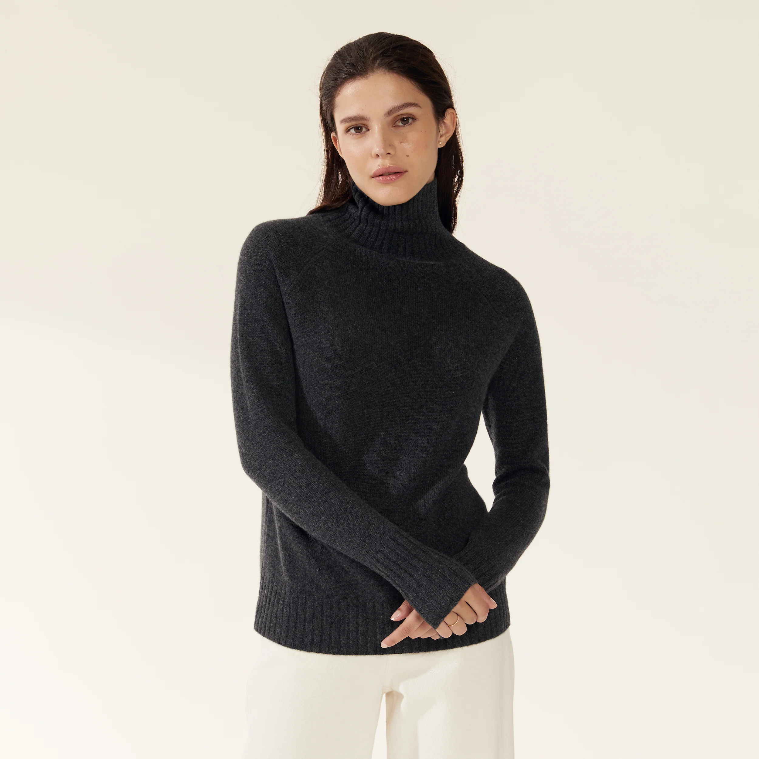 935-emma-cashmere-relaxed-turtleneck-sweater-16.webp Emma Cashmere Relaxed Turtleneck Sweater