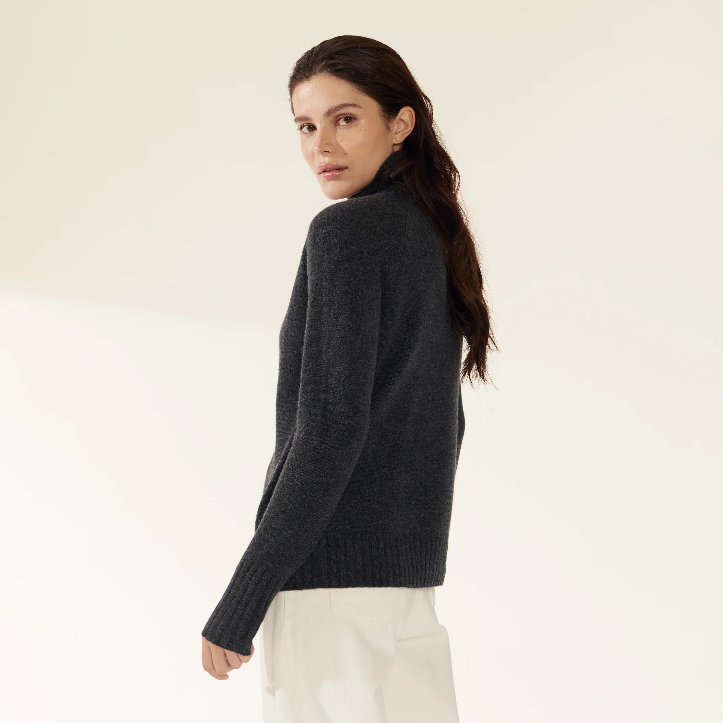935-emma-cashmere-relaxed-turtleneck-sweater-17.webp Emma Cashmere Relaxed Turtleneck Sweater