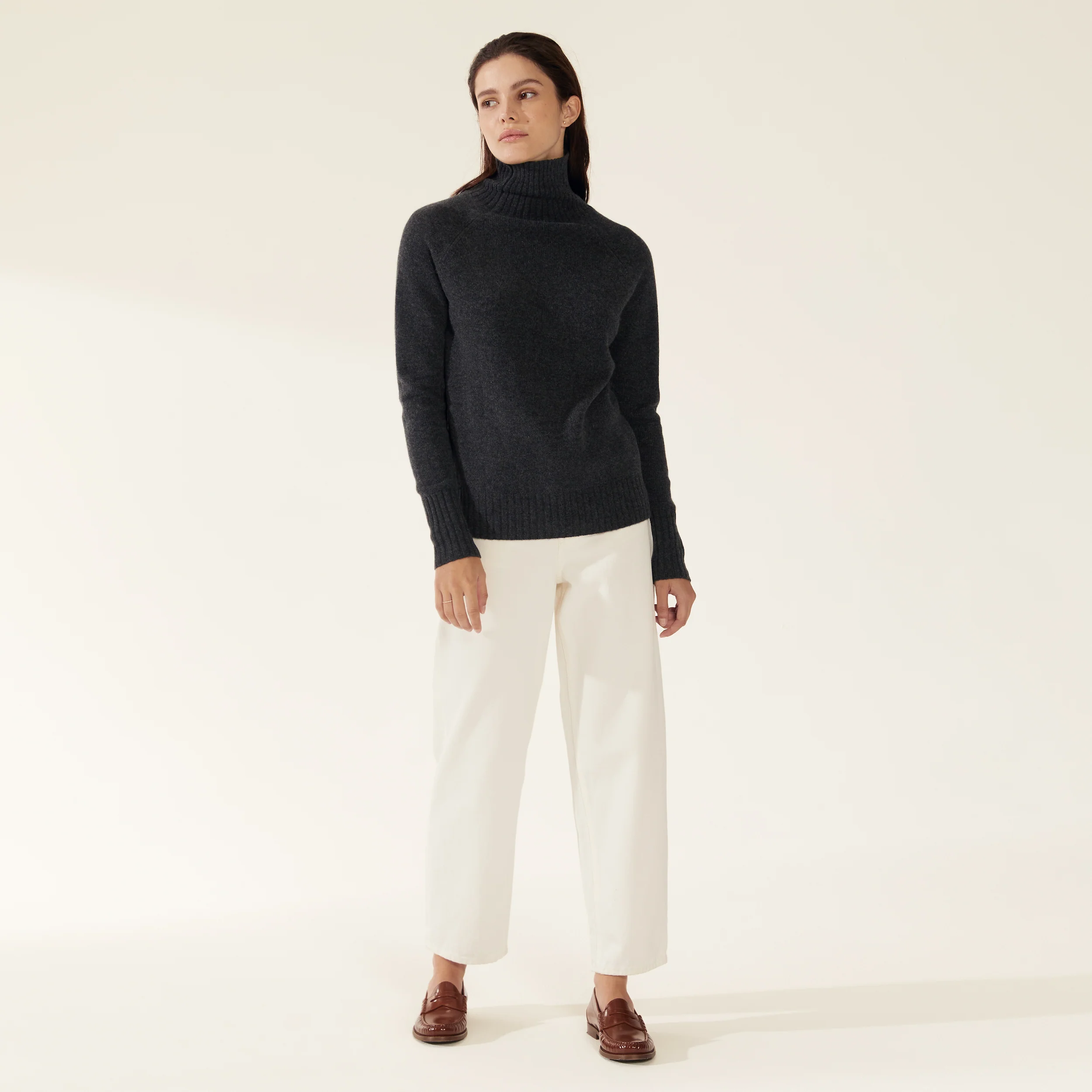 935-emma-cashmere-relaxed-turtleneck-sweater-19.webp Emma Cashmere Relaxed Turtleneck Sweater