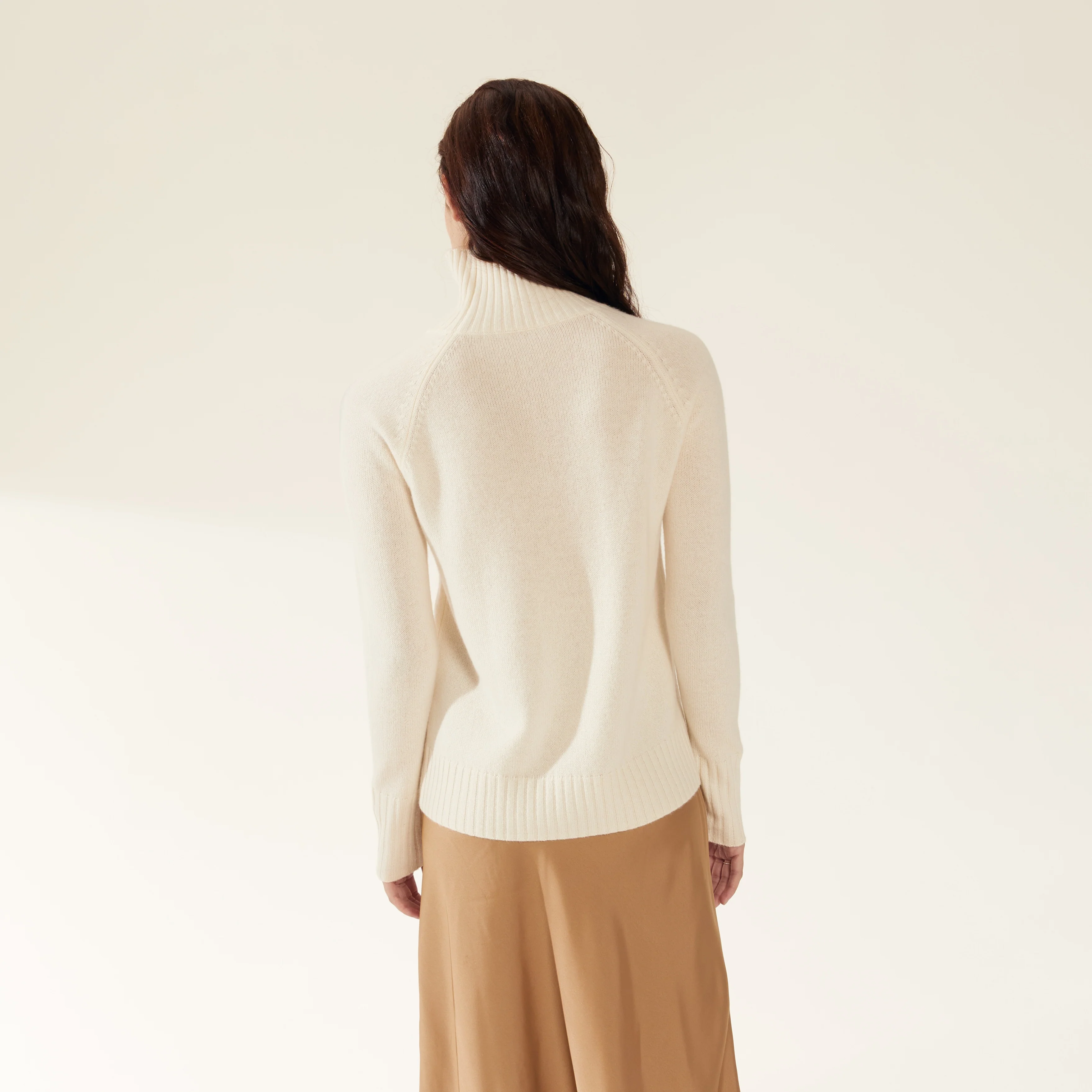 935-emma-cashmere-relaxed-turtleneck-sweater-21.webp Emma Cashmere Relaxed Turtleneck Sweater