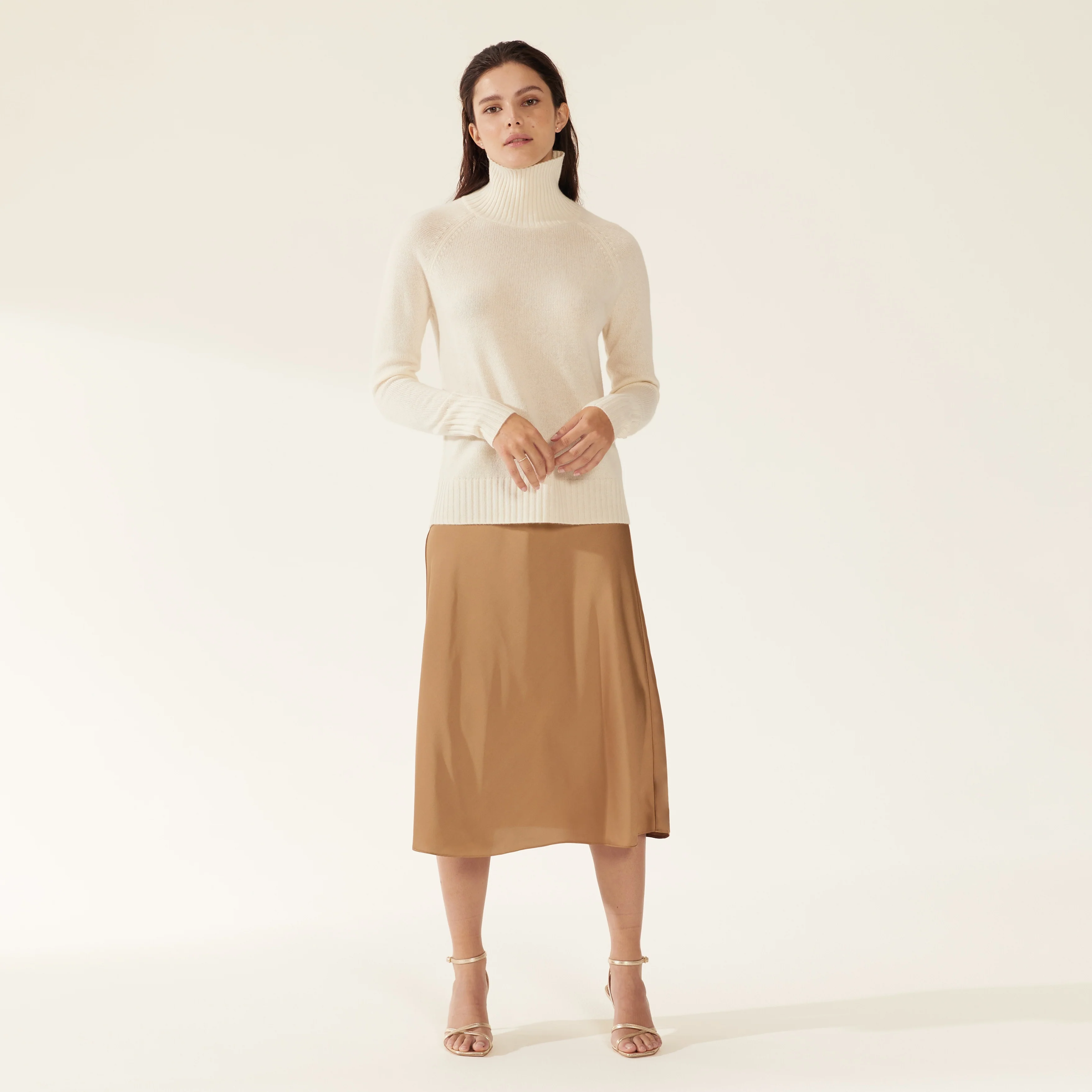 935-emma-cashmere-relaxed-turtleneck-sweater-23.webp Emma Cashmere Relaxed Turtleneck Sweater