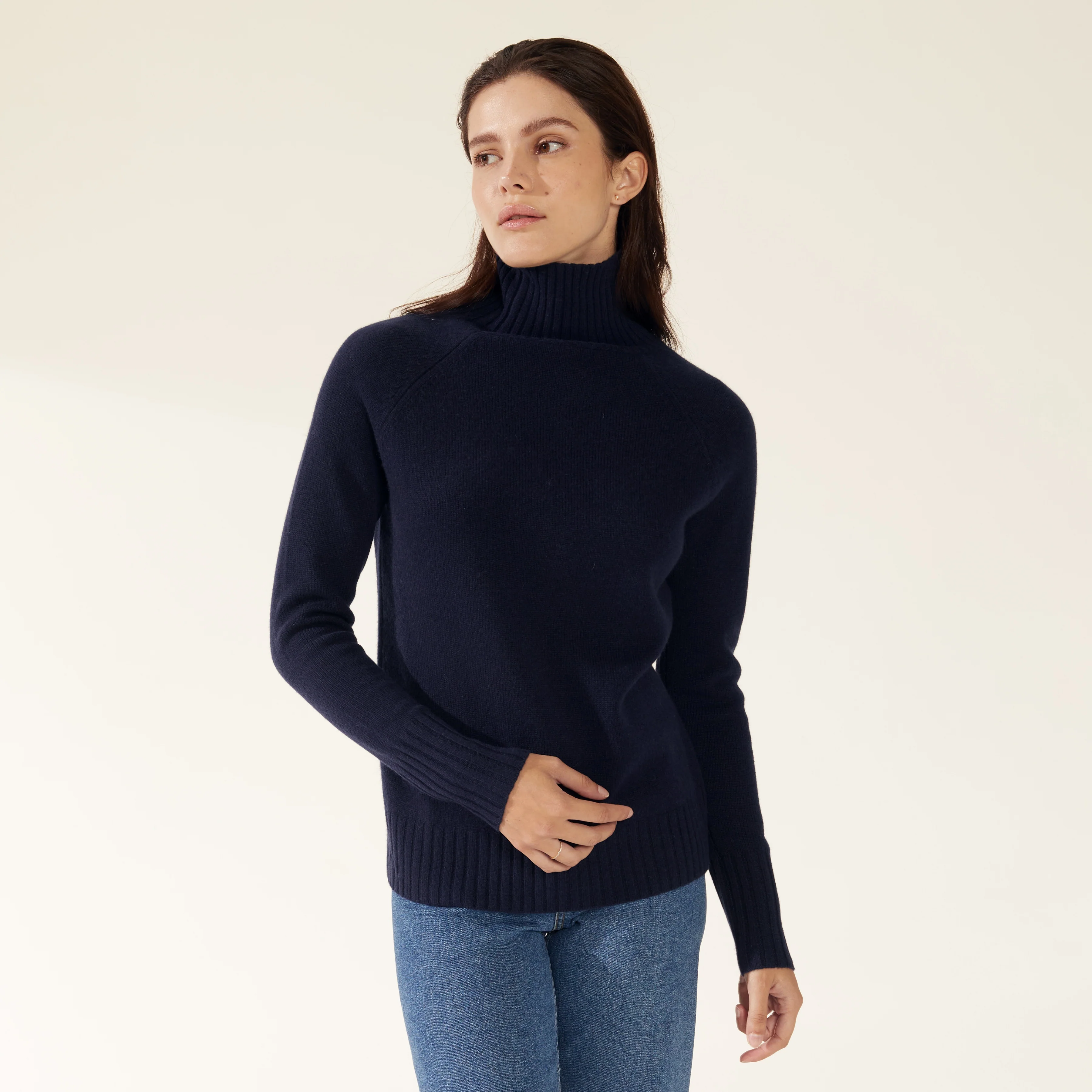 935-emma-cashmere-relaxed-turtleneck-sweater-24.webp Emma Cashmere Relaxed Turtleneck Sweater