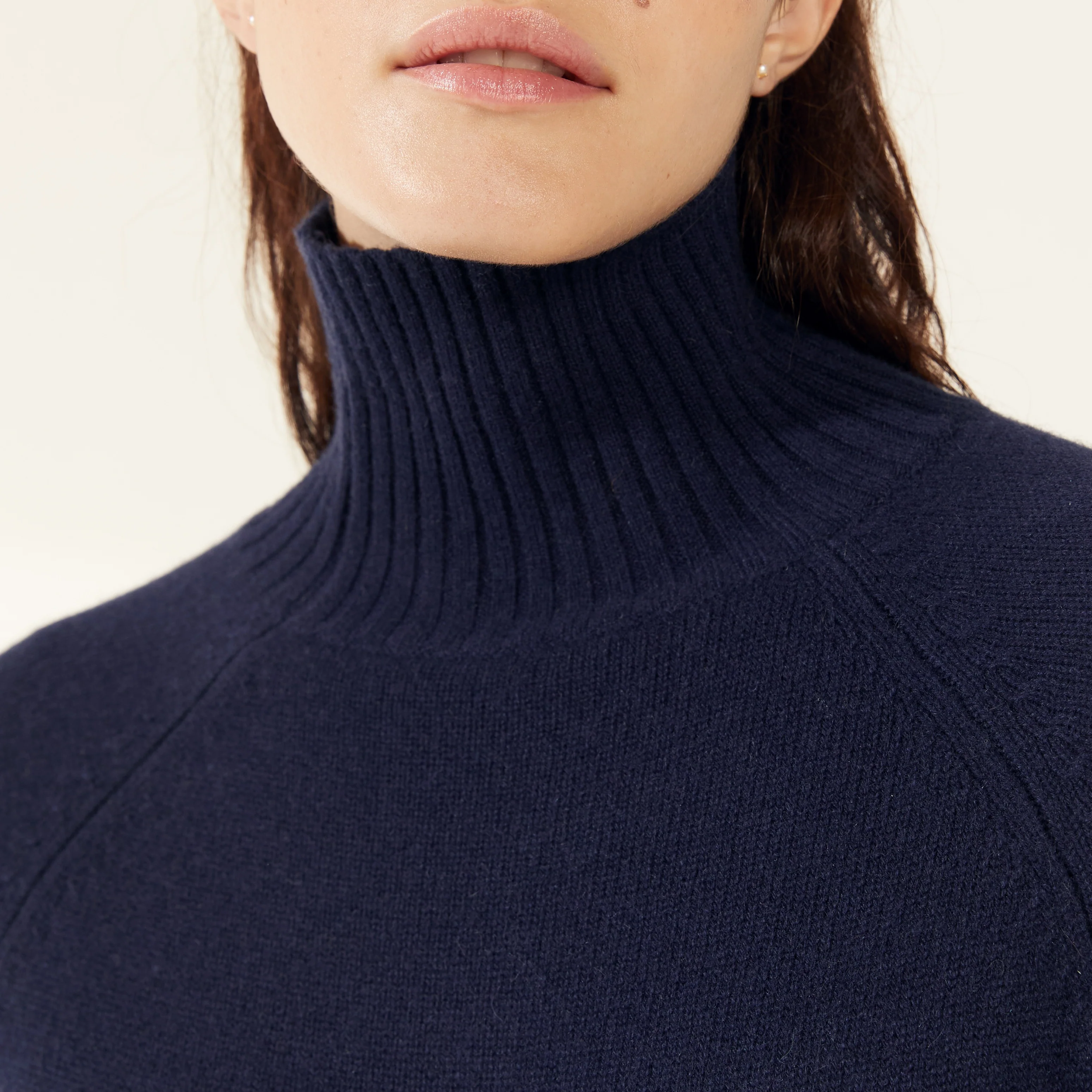 935-emma-cashmere-relaxed-turtleneck-sweater-26.webp Emma Cashmere Relaxed Turtleneck Sweater