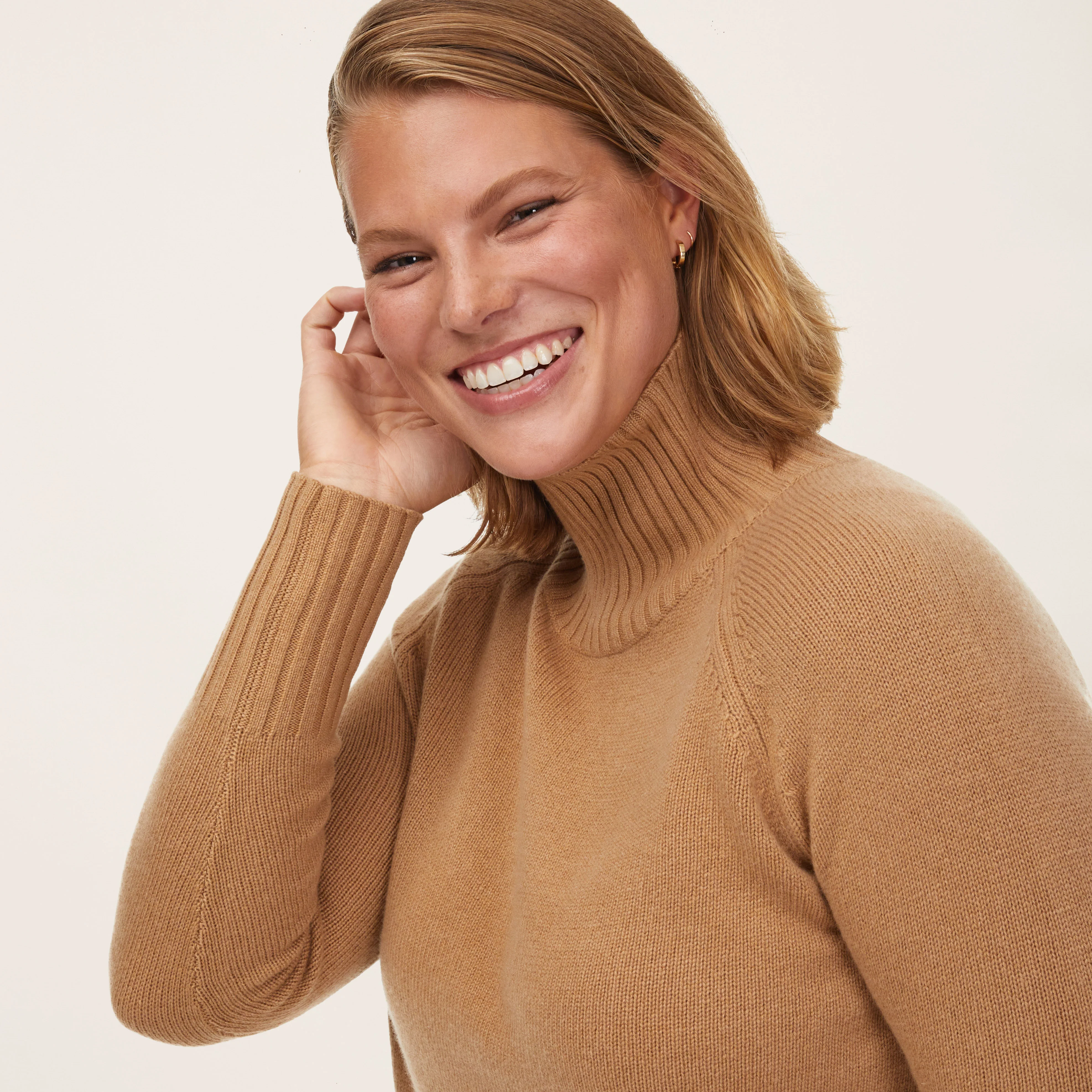 935-emma-cashmere-relaxed-turtleneck-sweater-30.webp Emma Cashmere Relaxed Turtleneck Sweater