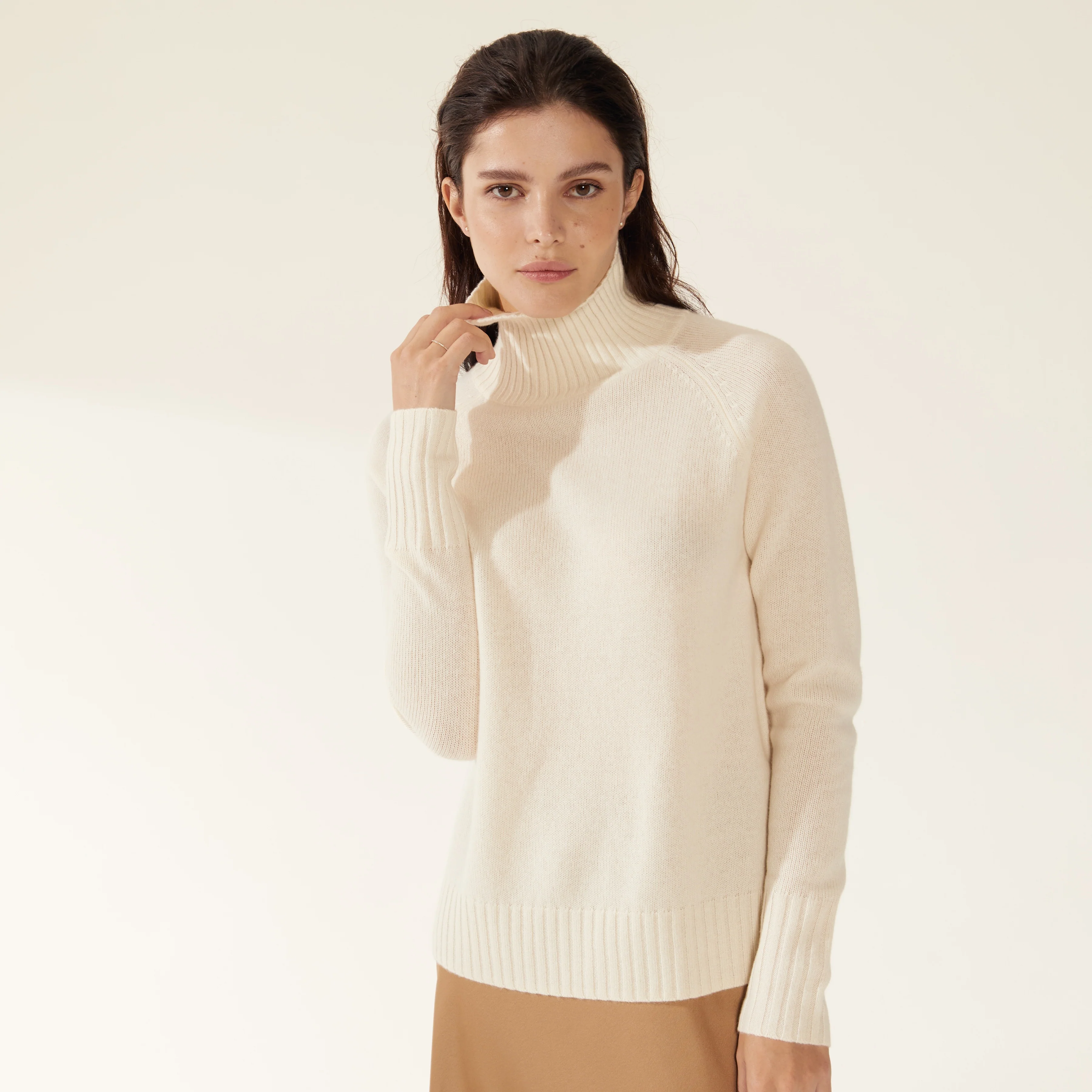 935-emma-cashmere-relaxed-turtleneck-sweater-33.webp Emma Cashmere Relaxed Turtleneck Sweater