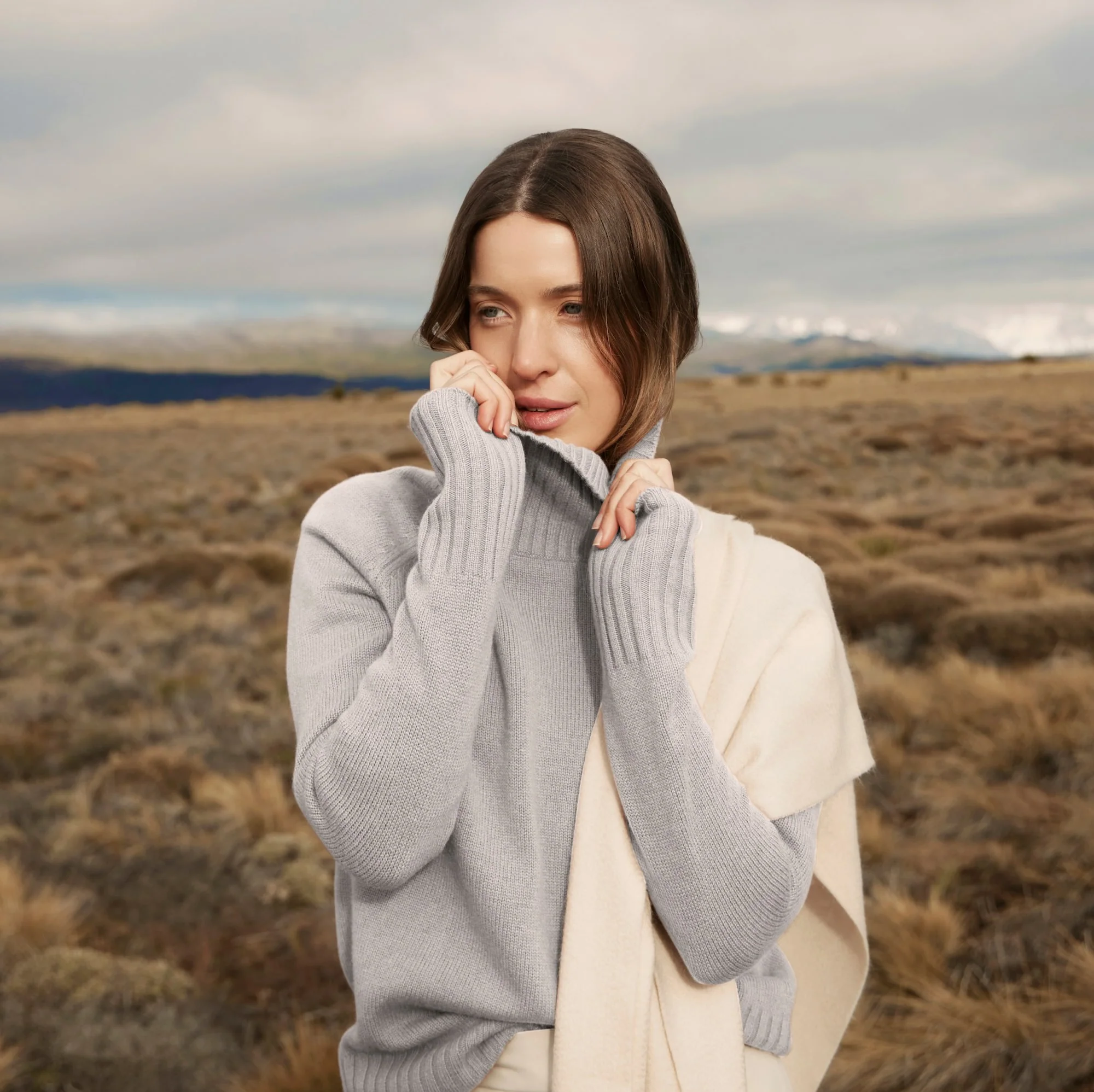 935-emma-cashmere-relaxed-turtleneck-sweater-34.webp Emma Cashmere Relaxed Turtleneck Sweater