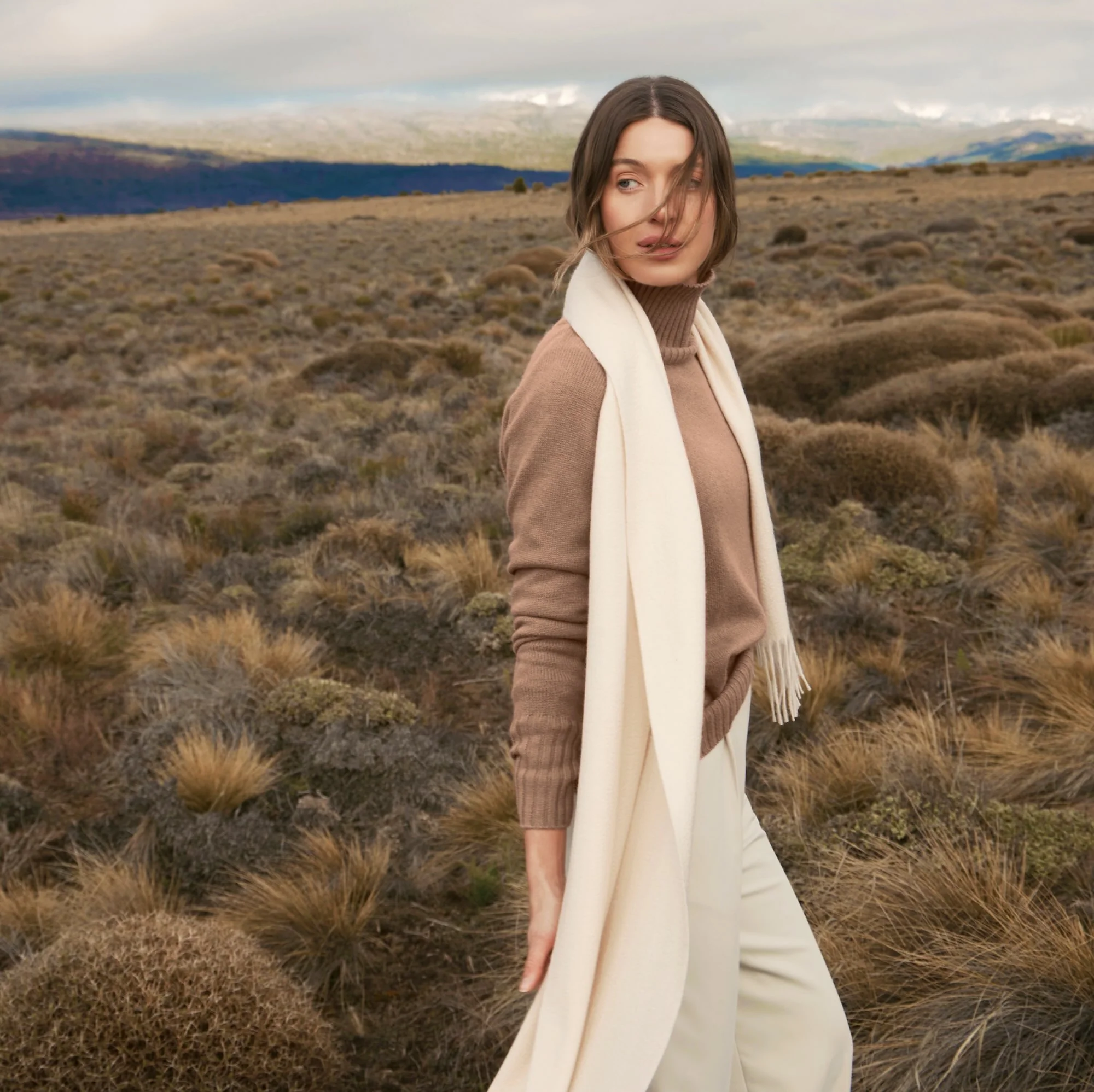 935-emma-cashmere-relaxed-turtleneck-sweater-36.webp Emma Cashmere Relaxed Turtleneck Sweater