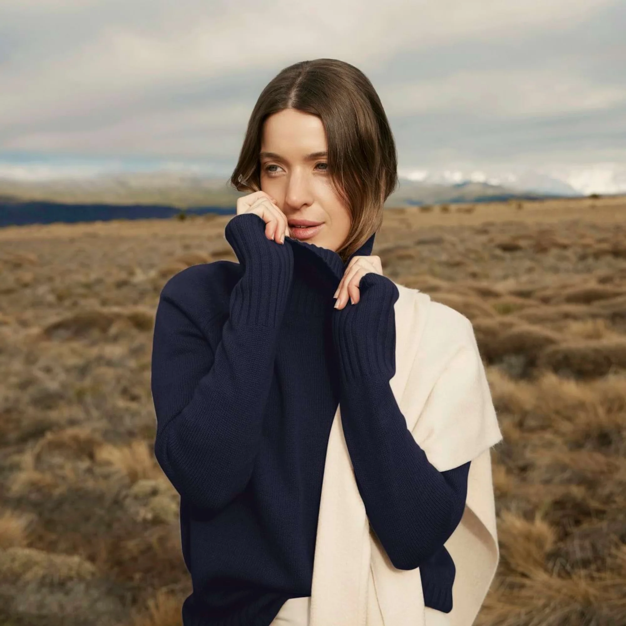 935-emma-cashmere-relaxed-turtleneck-sweater-37.webp Emma Cashmere Relaxed Turtleneck Sweater