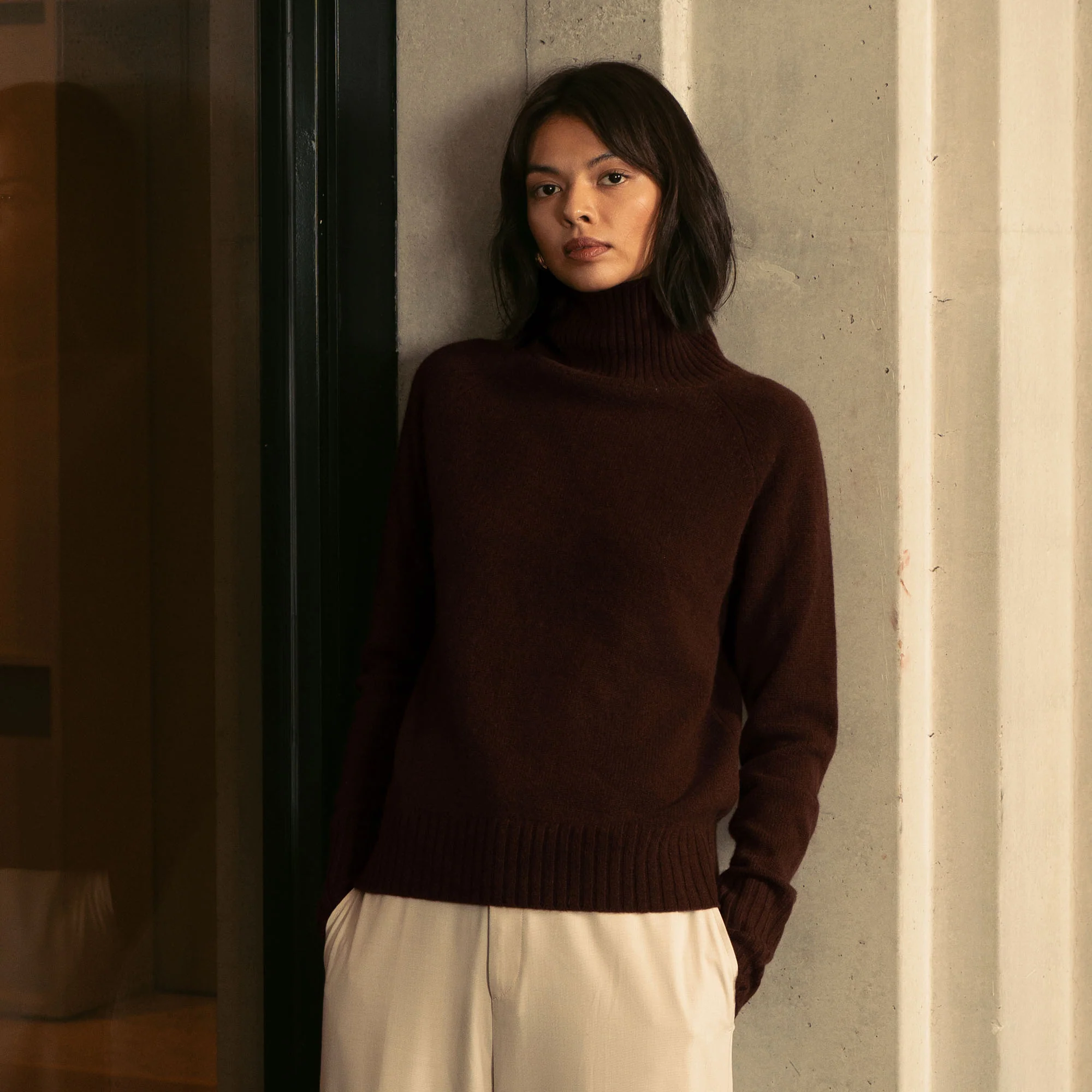 935-emma-cashmere-relaxed-turtleneck-sweater-4.webp Emma Cashmere Relaxed Turtleneck Sweater