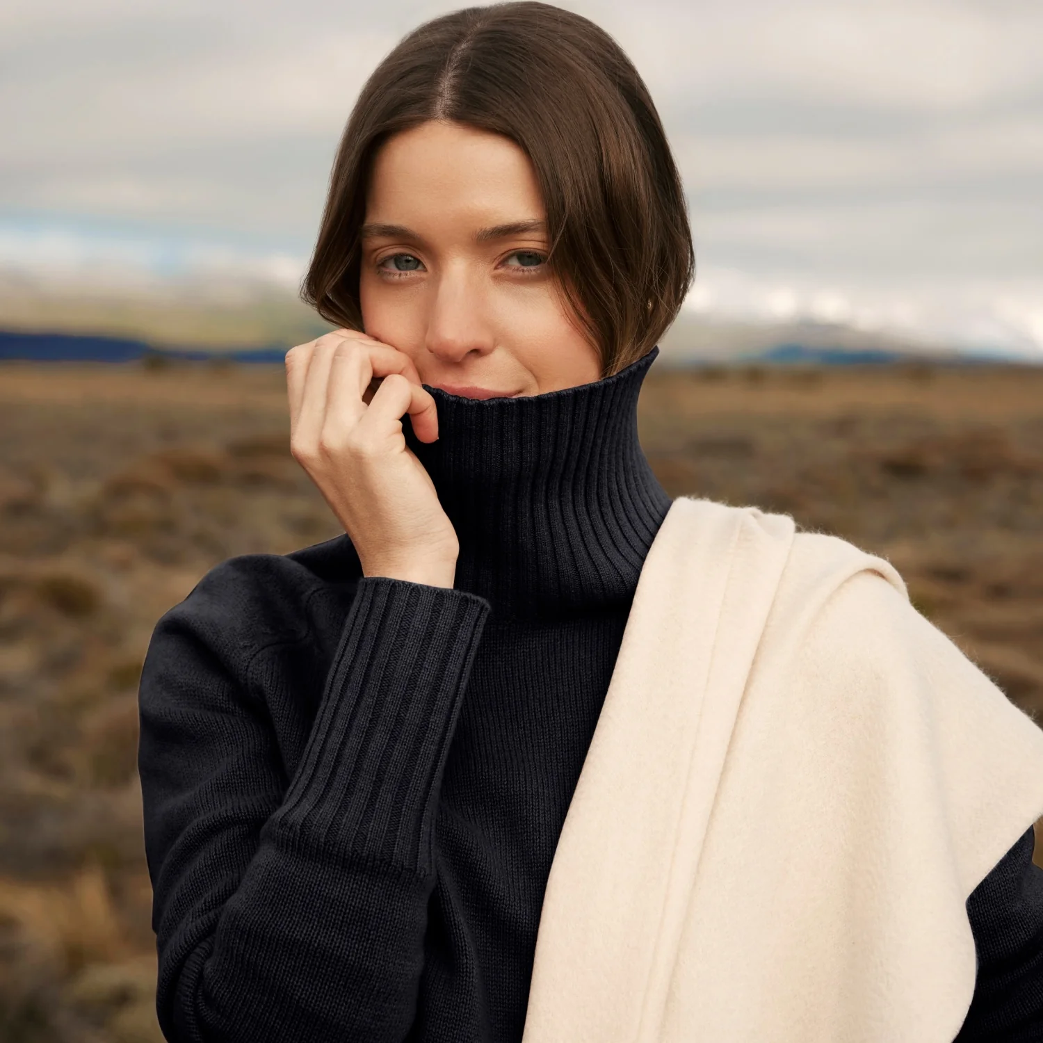 935-emma-cashmere-relaxed-turtleneck-sweater-43.webp Emma Cashmere Relaxed Turtleneck Sweater