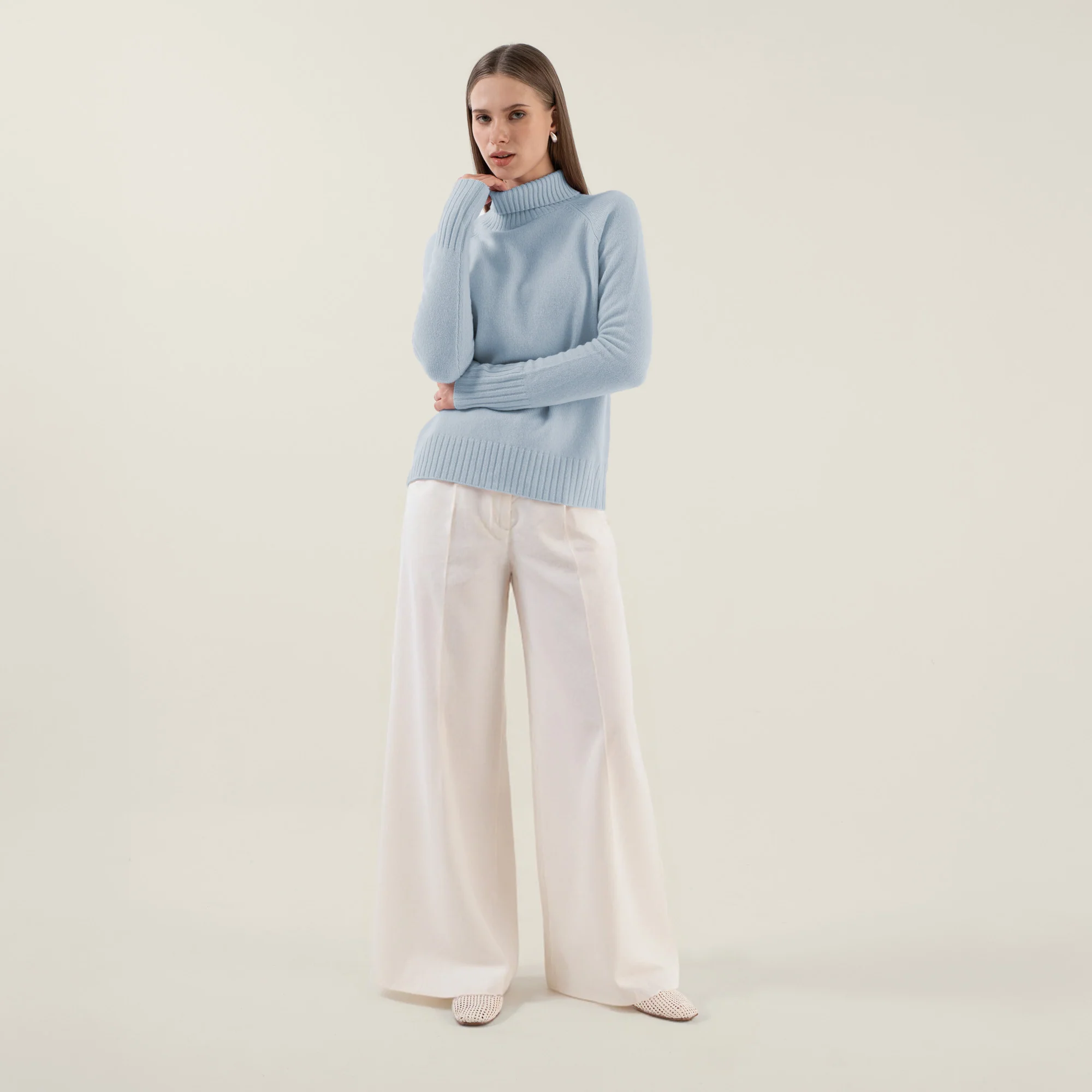 935-emma-cashmere-relaxed-turtleneck-sweater-5.webp Emma Cashmere Relaxed Turtleneck Sweater