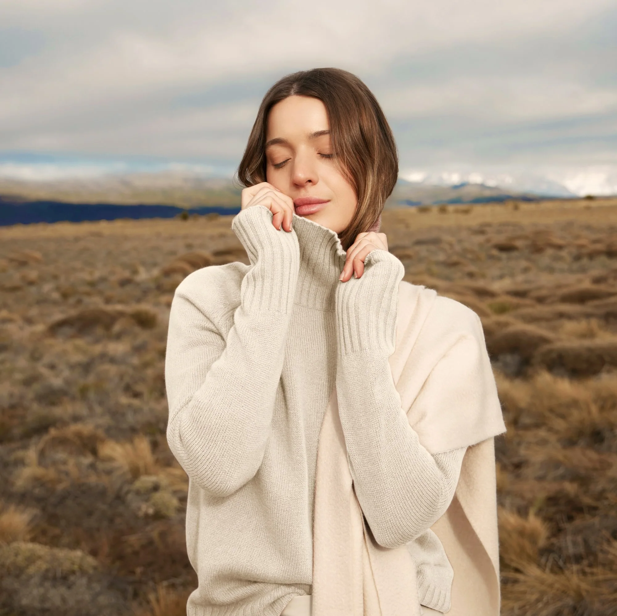 935-emma-cashmere-relaxed-turtleneck-sweater-67.webp Emma Cashmere Relaxed Turtleneck Sweater