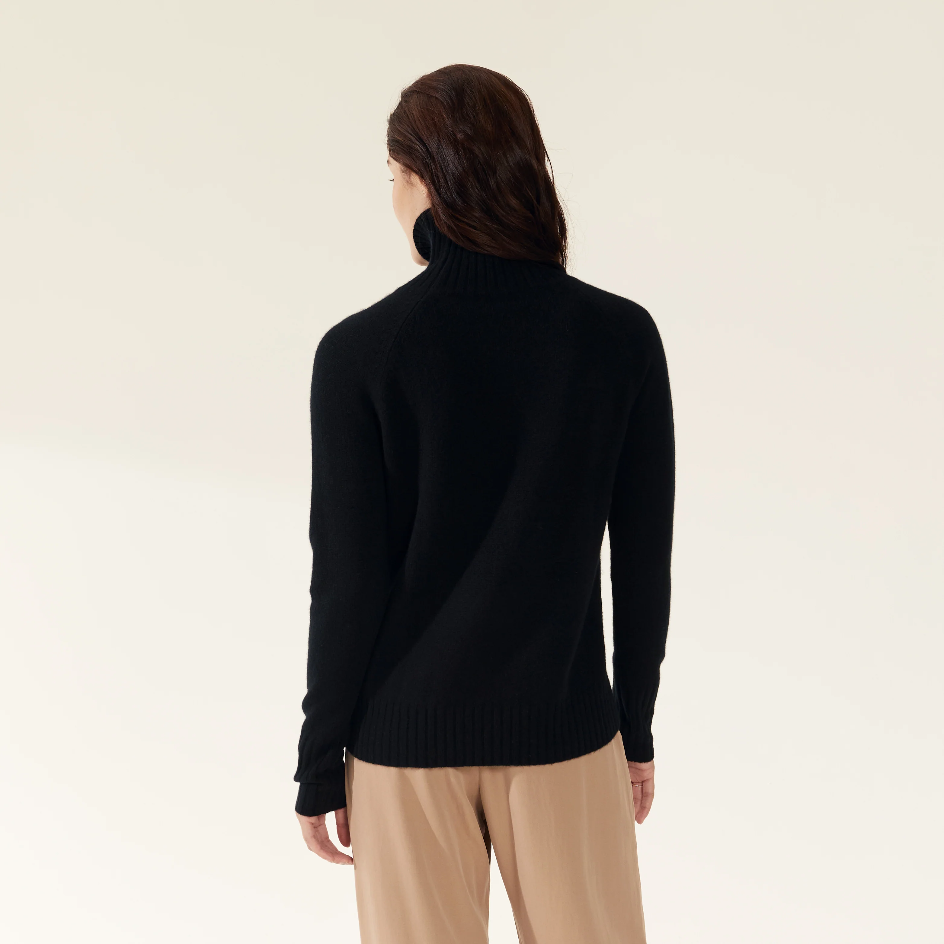 935-emma-cashmere-relaxed-turtleneck-sweater-7.webp Emma Cashmere Relaxed Turtleneck Sweater