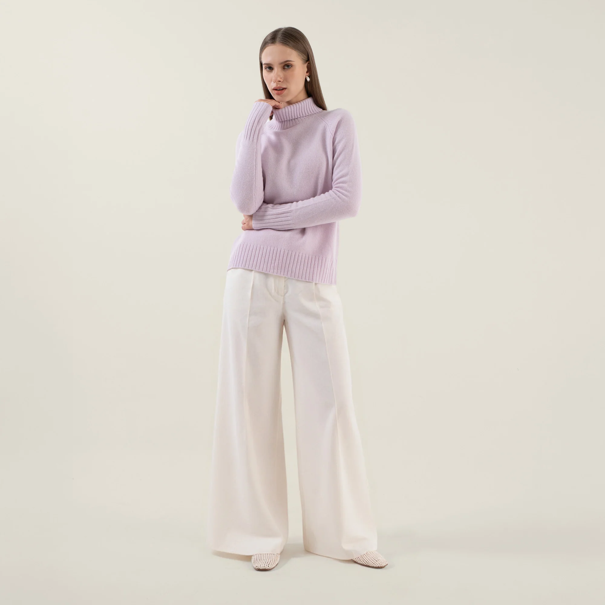 935-emma-cashmere-relaxed-turtleneck-sweater-75.webp Emma Cashmere Relaxed Turtleneck Sweater