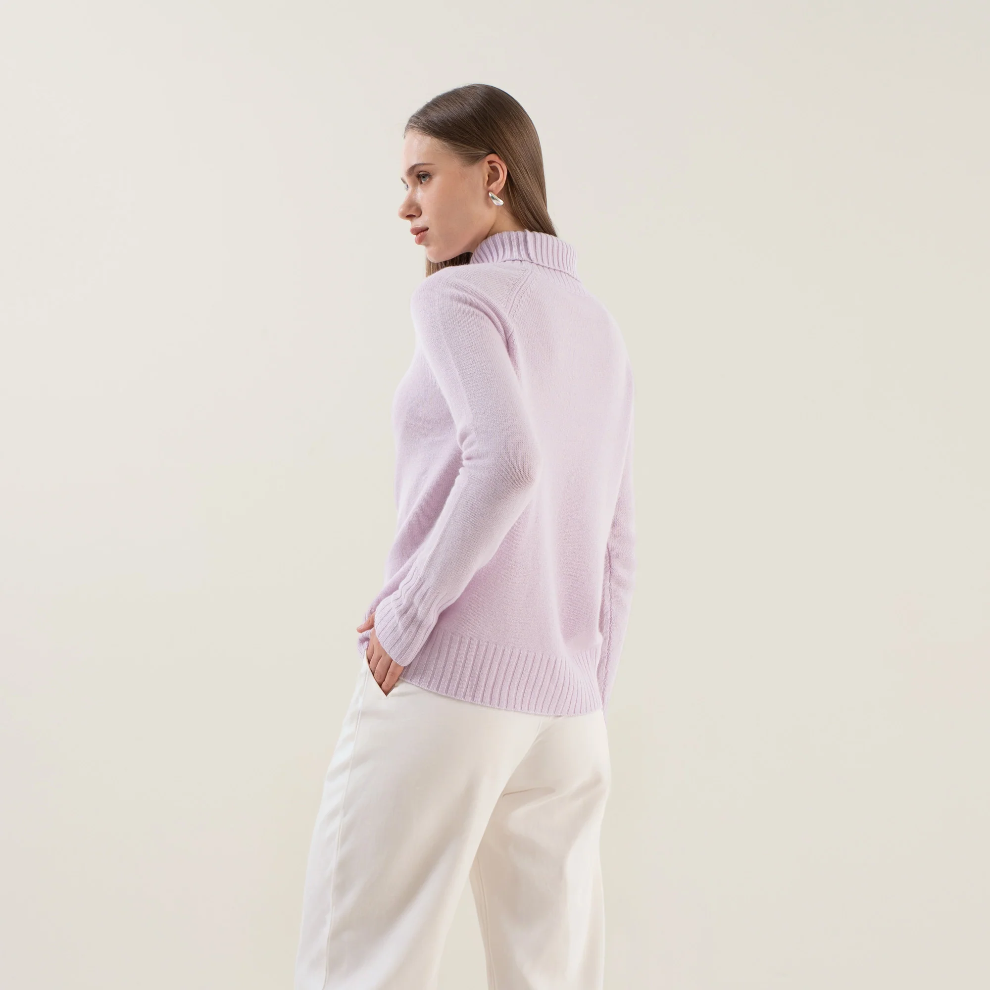 935-emma-cashmere-relaxed-turtleneck-sweater-77.webp Emma Cashmere Relaxed Turtleneck Sweater