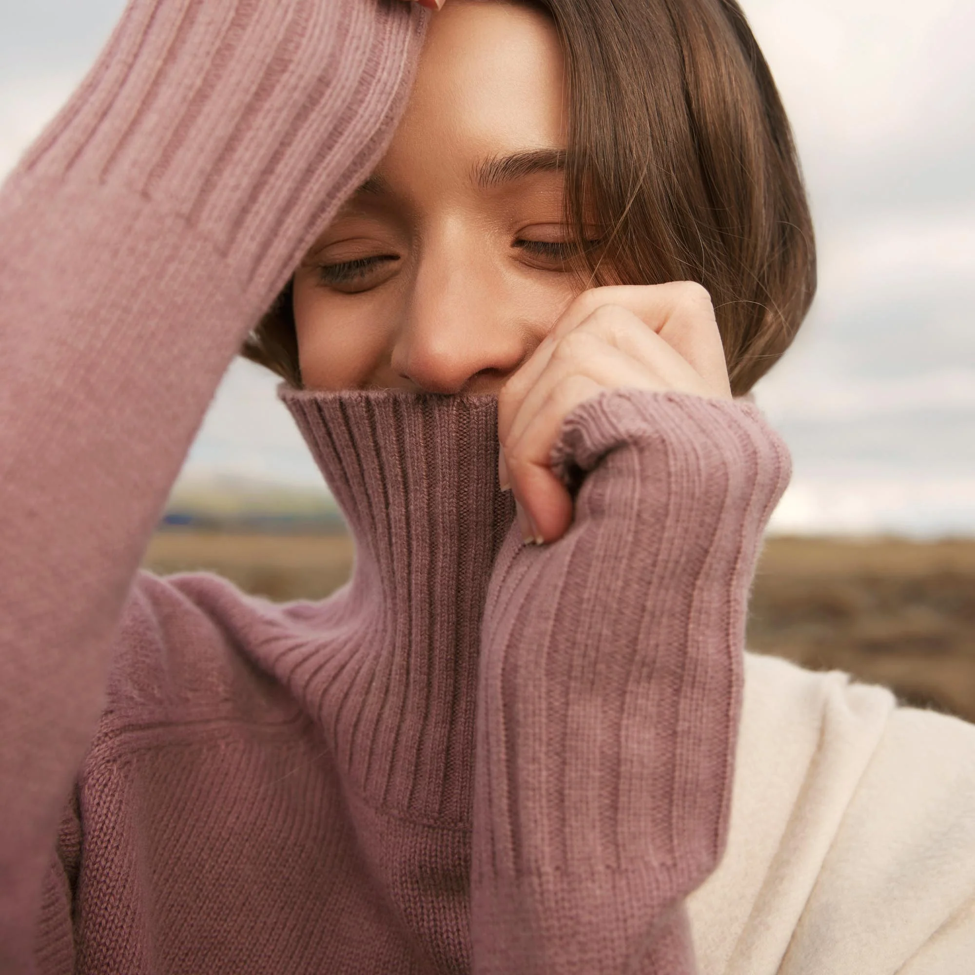 935-emma-cashmere-relaxed-turtleneck-sweater-88.webp Emma Cashmere Relaxed Turtleneck Sweater