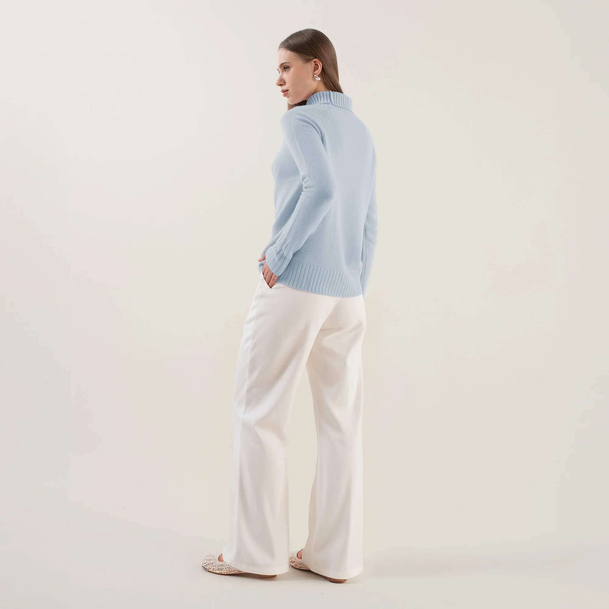 935-emma-cashmere-relaxed-turtleneck-sweater-92.webp Emma Cashmere Relaxed Turtleneck Sweater